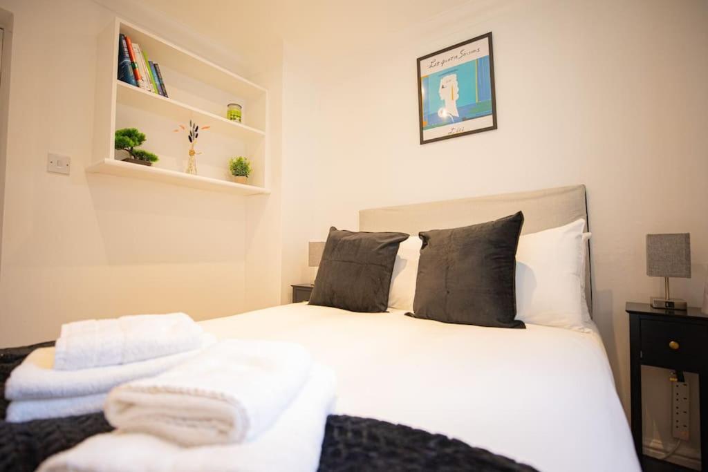 Perfect Location 4Bed 2 Bath Spacious Apartment ลอนดอน ภายนอก รูปภาพ