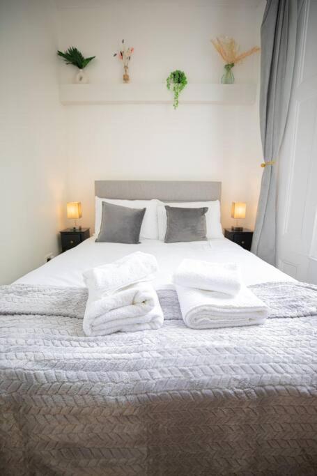 Perfect Location 4Bed 2 Bath Spacious Apartment ลอนดอน ภายนอก รูปภาพ